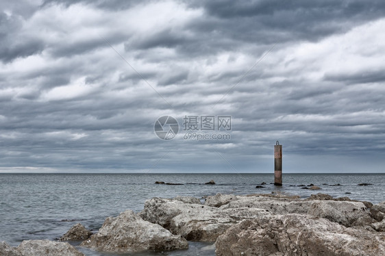 景观浓云威胁着即将来临的暴风雨海前阴云多的一天海景种图片