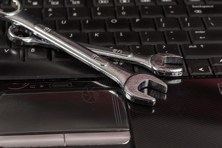 一台膝上型电脑的扳手工具和螺旋驱动器修理服务概念技术笔记本电脑图片