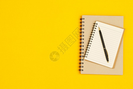 背部最佳蜡笔学校黄色背景的图书馆教育顶视笔记本和文具附件等概念图案校内黄色背景图片