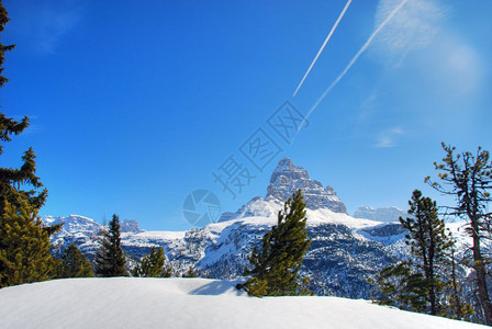 美丽的雪山风景图片