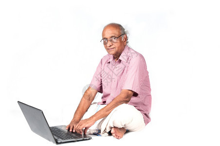 摄影老年退休后在网上冲浪的印度老人年龄图片