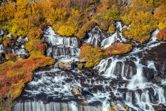 火山冰岛的Hraunfossar瀑布喷发博尔加峡湾图片