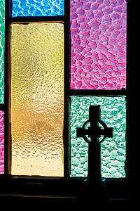 美丽的彩色玻璃窗与十字西尔休特教堂圣洁黄色的光谱图片