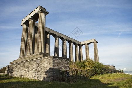 苏格兰爱丁堡的纪念碑被设计为180年代的战争纪念碑准备作为雅典帕台农神庙的复制品但从未完成在180年代该纪念碑被设计为战争纪念碑图片