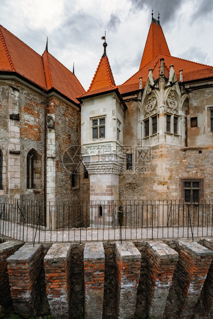 罗马尼亚城堡Hunedoara特兰西瓦尼亚的旧哥特古代复兴城堡建造纪念碑感人的图片