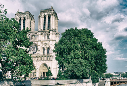 巴黎法国2014年7月法国与游客和BateauMouche对圣母院的外观这是法国访问最多的里程碑建造引用历史图片