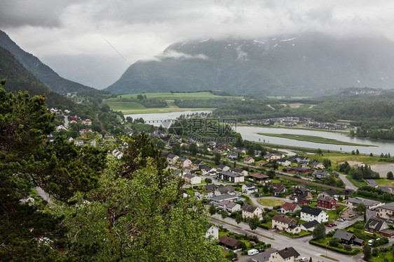 Adalsnes市在挪威安达尔斯纳市的景象中以山岳为背景风优美地块图片