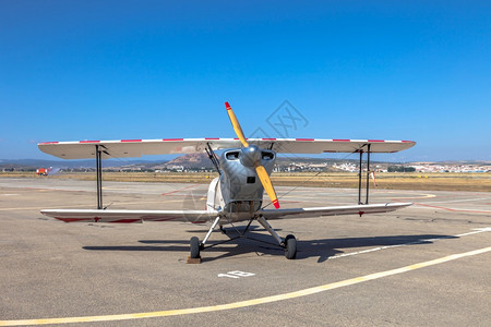 航空飞行员机参加2014年5月8日在西班牙格拉纳达的Armilla空军基地PatrullaAsppaAspaX动脉展13号空机巴图片