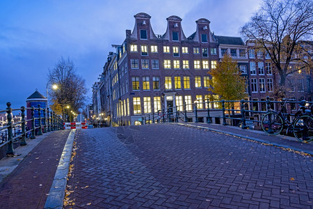 桥日落时在荷兰阿姆斯特丹Amsteldijk的阿姆斯特丹市风景阿代克优美图片
