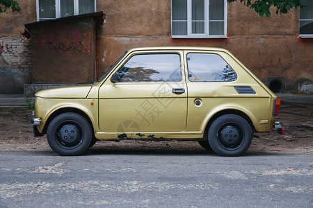 目的地拉脱维亚里加市RetroFiat126街上汽车优质的图片