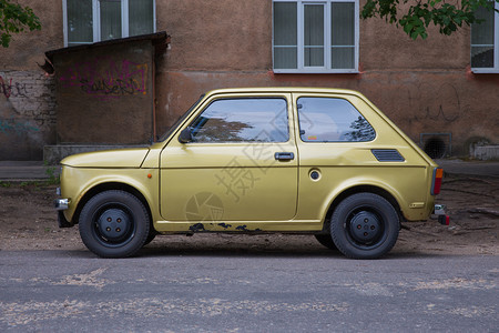 旅行拉脱维亚里加市RetroFiat126街上运输古董图片