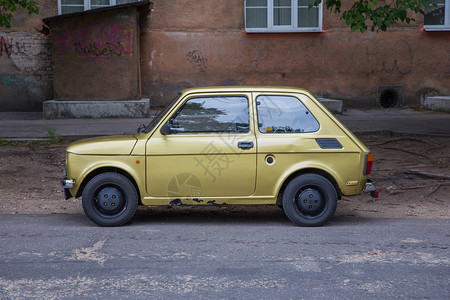 优质的运输拉脱维亚里加市RetroFiat126街上颜色图片