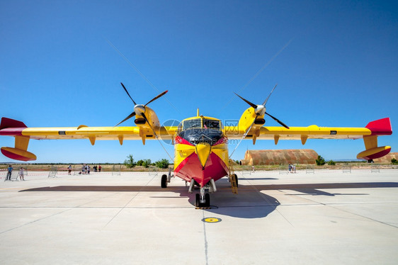 参加2013年6月日LosLlanos空军基地开放日静态展览在西班牙Albacete西班牙Albacete和CL215CL君加拿图片