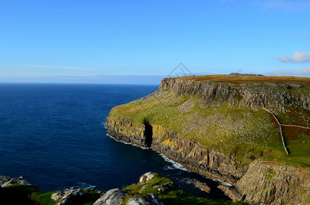 苏格兰高地海崖摩岩和滚动的山丘令人惊叹崎岖海景风优美图片