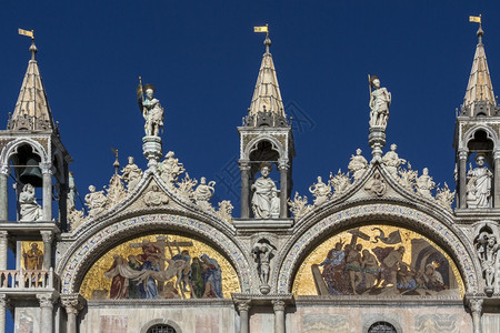 意大利拜占庭目的地阳光照耀在意大利北部威尼斯圣马可大教堂的赛克面板上圣马可大教堂通常被称为圣马可大教堂是威尼斯罗马天主教大管区的图片