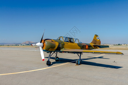 格拉纳达西班牙5月18日飞机YakovlevYak52参加了014年5日在西班牙格拉纳达举行的Armilla空军基地Patrul图片