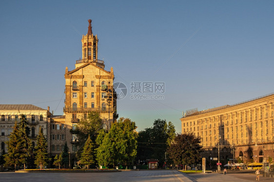 迈丹20年7月1日柱子乌克兰基辅0712乌克兰基辅MaidanNazalezhnosti附近的Khreshchatyk街上的历史图片