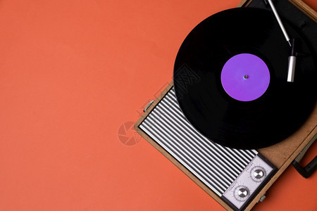 转盘银乙烯基玩家可打开橙色背景娱乐游戏70s聆听音乐高视图七十年代颜色图片