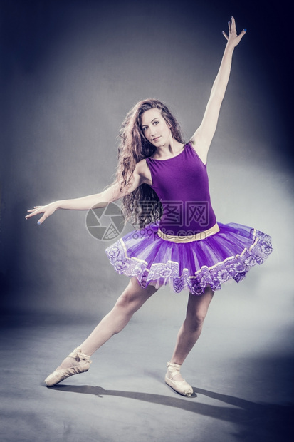 黑发感褐芭蕾舞女郎的回春风格照片短裙复制图片