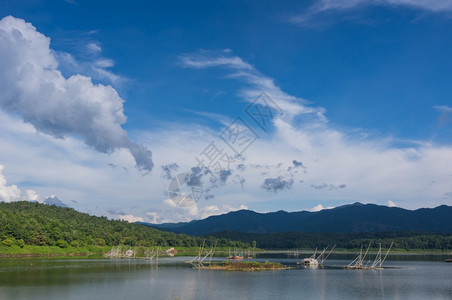 美丽的天空云湖图片