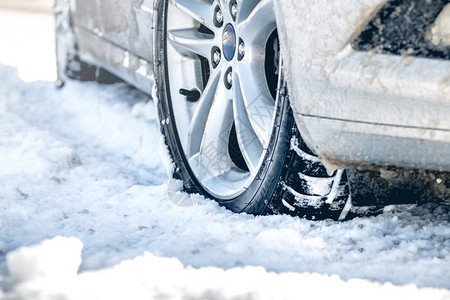 气候冬季在充满雪的公路上关闭汽车轮胎户外霜图片