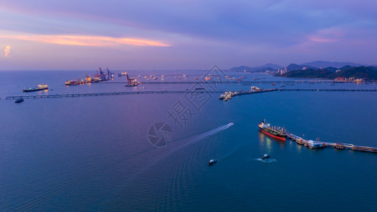 海面上装载油气的港湾图片