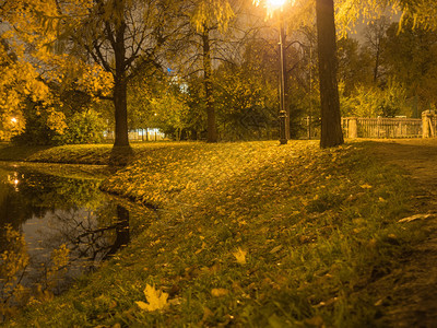 湖夜晚户外间公园照明河岸的夜景图片