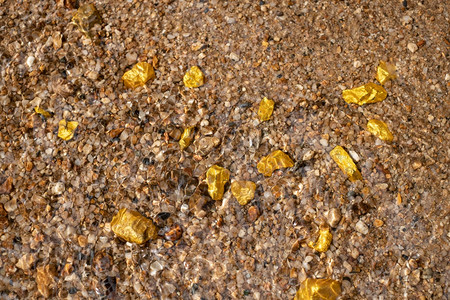 nba掘金洗在有天然水下来源的矿井中发现纯金矿石挖物背景