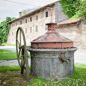 纳达林植物手动泵盖的老井手动泵盖的老井全国各地都需要老式的图片