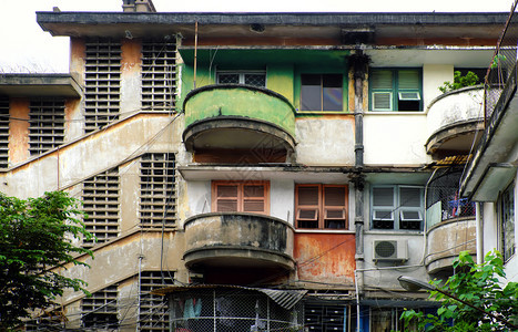 圆形的拱在越南胡志明市古老建筑的董公寓旧木窗和房子周围的阳台绿色和红是令人惊叹的外表颜色对比鲜明的建筑物老图片