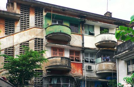 屋老的在越南胡志明市古老建筑的董公寓旧木窗和房子周围的阳台绿色和红是令人惊叹的外表颜色对比鲜明的建筑物墙图片