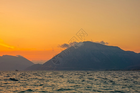 旅行天空阳光日落时高山海岸两座风力农场顶端的乌云和日落时登山海岸上的云图片