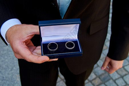 新郎手中的结婚戒指图片