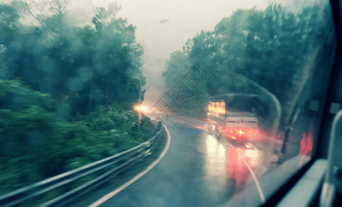 雨天车窗的彩色模糊沿公路运动一排树形在路边闪亮时模糊不清优质的室内伤心图片