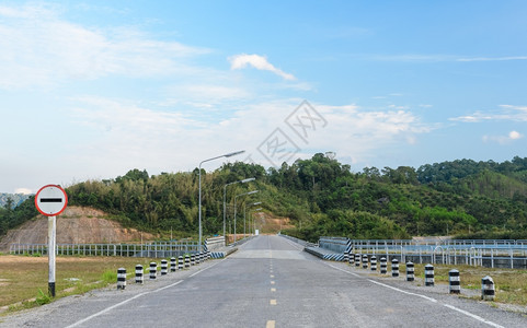 假期早晨通向水库的公路清晨没有入境交通标志泰国栅栏图片