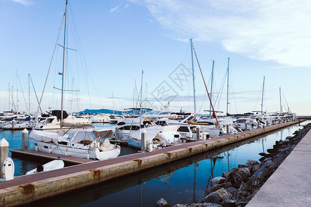 帆豪华游艇停靠码头假期港口图片