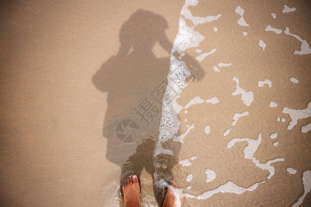 摄影师通过在海滩沙顶景色的反光阴影进行自我肖像夏季节日和谐相处与自然近享受生活冷静的户外复制图片