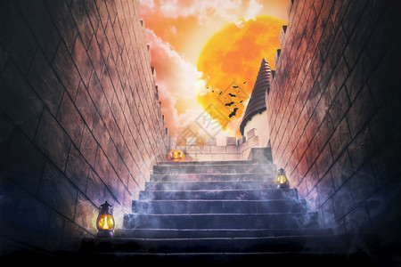 万圣节日概念恐怖城堡的楼梯与神圣南瓜和大黄满月蝙蝠橙抽烟图片