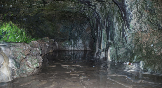 夏天岩石高的安塔利亚瀑布上首府附近的洞穴图片