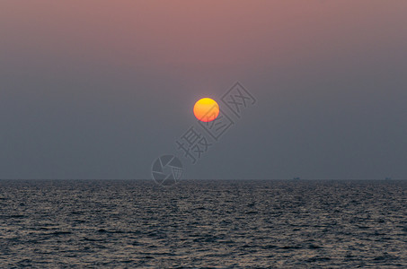 地平线海中美丽的日落景色图片