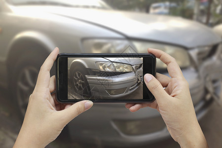 汽车照片商业手持智能机在车祸现场拍照为保险事故而发生车祸的现场拍摄图片