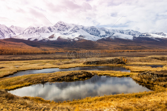 地平线上山区和湖泊图片