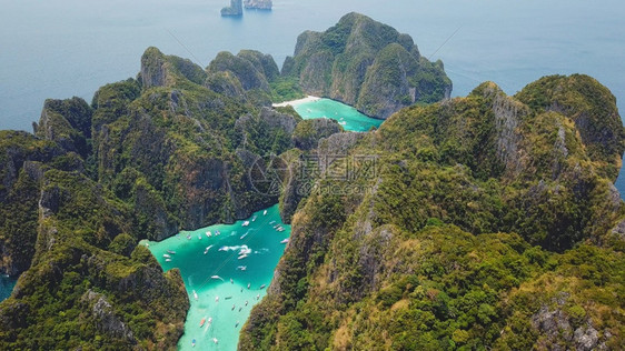 玛雅湾和石灰岩悬崖热带绿水湾图片