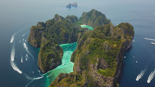 玛雅湾和石灰岩悬崖热带绿水湾图片