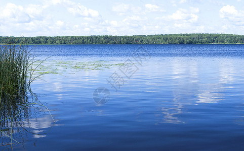 湖泊和云的自然景观图片