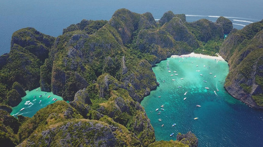 泰国群岛玛雅湾和石灰岩悬崖热带绿水的空中无人驾驶飞机图片