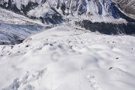 雪山顶部风景图片