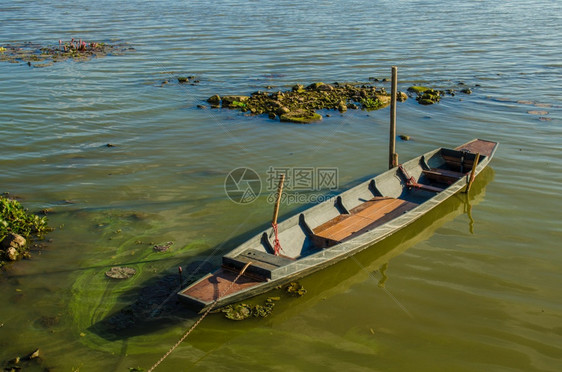 天夏在水上漂浮的旧木船海图片