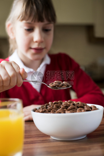 老的甜在室内女孩穿衣学校统一食糖早餐饭碗厨房的谷类食品图片