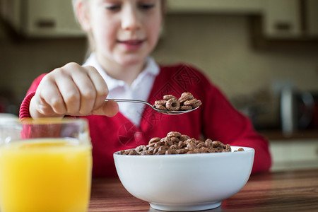 女孩穿衣学校统一食糖早餐饭碗厨房的谷类食品老社会孩子图片